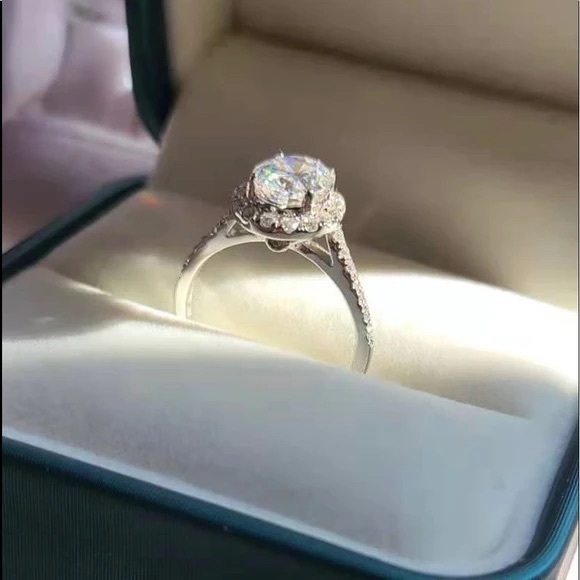 2c oval moissanite ring - Picture 5 of 12